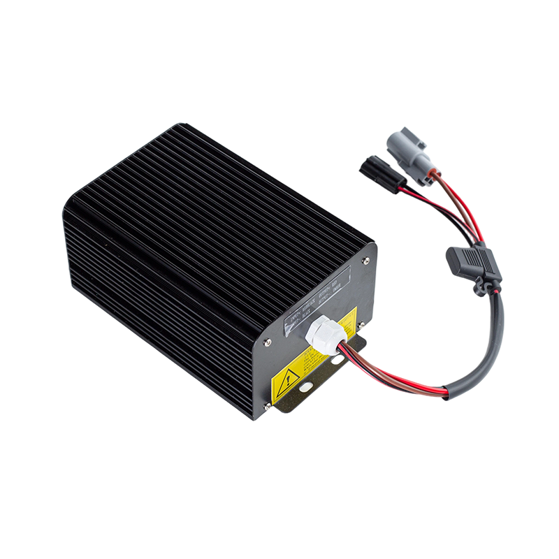 Högeffektiv, stabil uteffekt IP65 Dammtät oljebeständig DC80V Gaffeltruck med bred ingång DC-DC-spänning Step Down Module