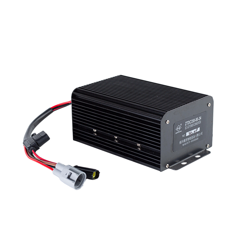 Högeffektiv, stabil uteffekt IP65 Dammtät oljebeständig DC80V Gaffeltruck med bred ingång DC-DC-spänning Step Down Module