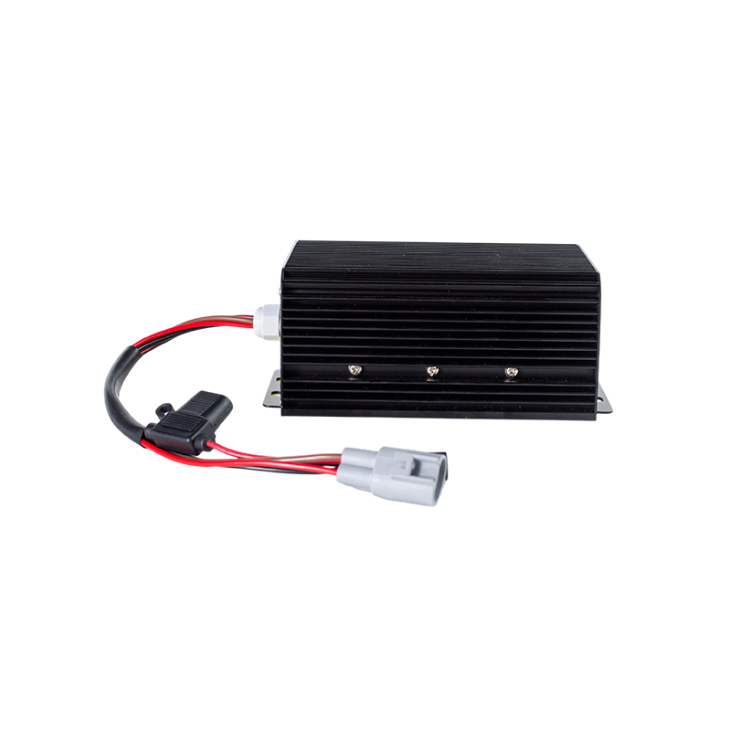 Högeffektiv, stabil uteffekt IP65 Dammtät oljebeständig DC80V Gaffeltruck med bred ingång DC-DC-spänning Step Down Module